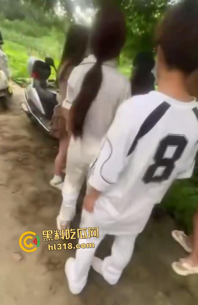 江西万载惊现户外学生霸凌!群殴脱衣羞辱,扇巴掌脚踹狠到脑震荡,男的还被要求跪下当儿子!-1