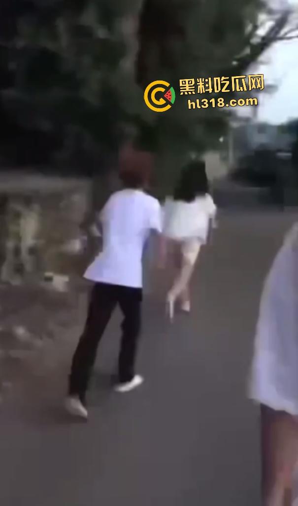 江西万载惊现户外学生霸凌!群殴脱衣羞辱,扇巴掌脚踹狠到脑震荡,男的还被要求跪下当儿子!-6