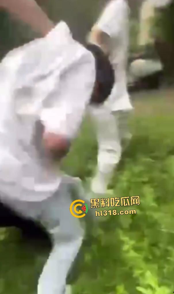 江西万载惊现户外学生霸凌!群殴脱衣羞辱,扇巴掌脚踹狠到脑震荡,男的还被要求跪下当儿子!-8