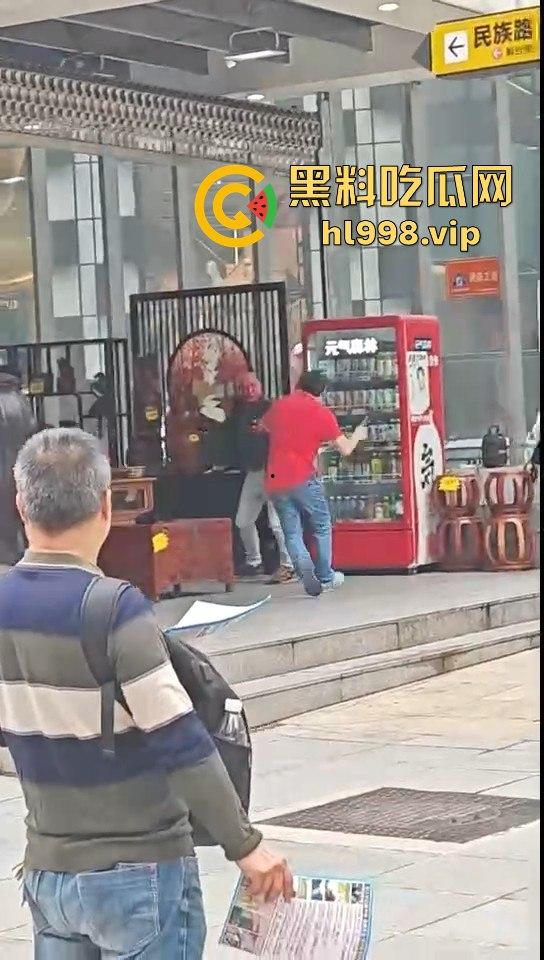 一瓶水引发的血案!重庆男子街头持刀砍人,众人围观腿软,警方还原真相让人唏嘘!-13