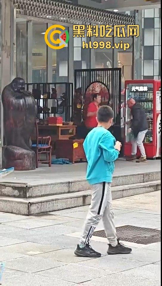 一瓶水引发的血案!重庆男子街头持刀砍人,众人围观腿软,警方还原真相让人唏嘘!-15