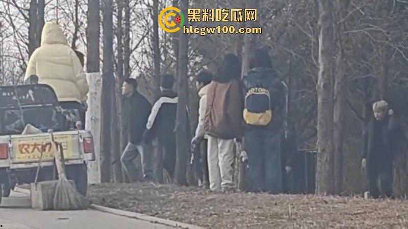 山东临沂精神小伙为抢女神交配权带兄弟持刀砍情敌 拉架小哥惨遭爆头当场脑袋开花 现场爆血视频流出!-1