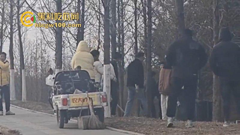 山东临沂精神小伙为抢女神交配权带兄弟持刀砍情敌 拉架小哥惨遭爆头当场脑袋开花 现场爆血视频流出!-4