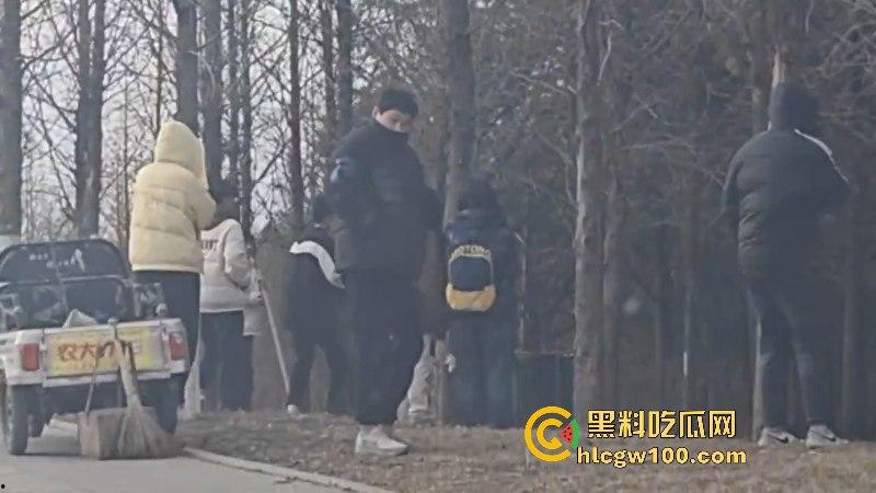 山东临沂精神小伙为抢女神交配权带兄弟持刀砍情敌 拉架小哥惨遭爆头当场脑袋开花 现场爆血视频流出!-5