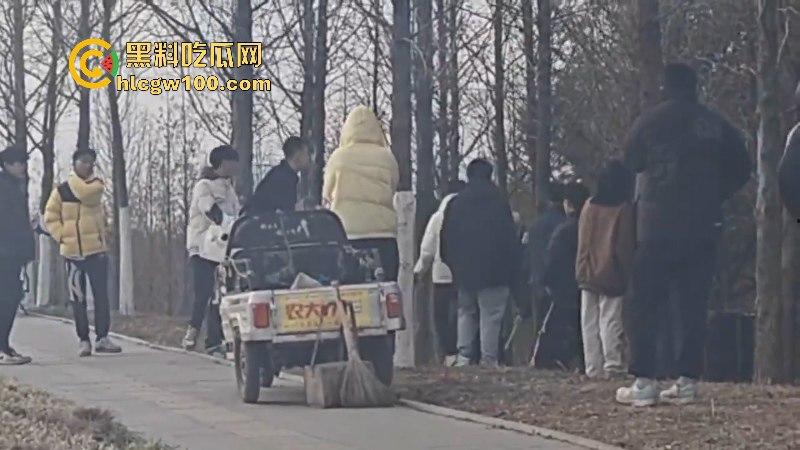 山东临沂精神小伙为抢女神交配权带兄弟持刀砍情敌 拉架小哥惨遭爆头当场脑袋开花 现场爆血视频流出!-6