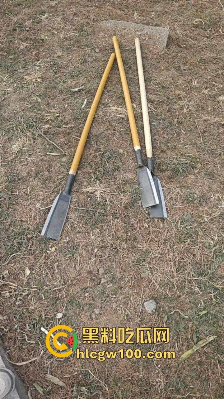 山东临沂精神小伙为抢女神交配权带兄弟持刀砍情敌 拉架小哥惨遭爆头当场脑袋开花 现场爆血视频流出!-9