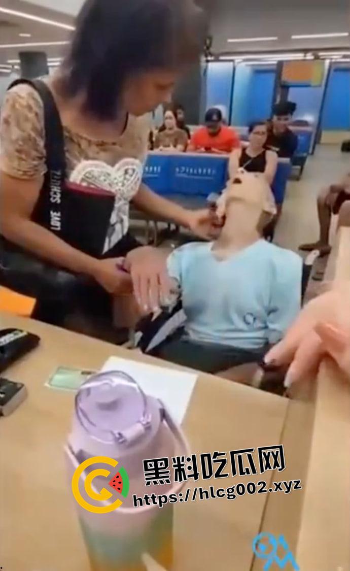 老登快醒醒 死了也要爆金币!巴西女子带已经去世的叔叔尸体去贷款 阎王爷都不敢这么玩-1