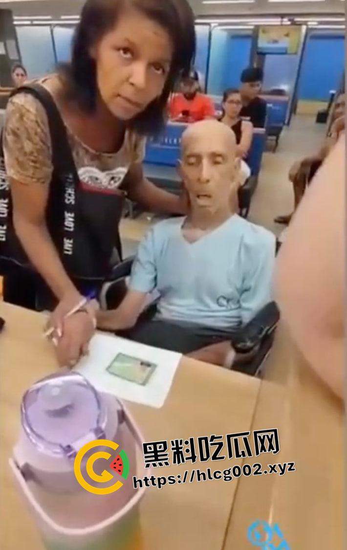 老登快醒醒 死了也要爆金币!巴西女子带已经去世的叔叔尸体去贷款 阎王爷都不敢这么玩-2