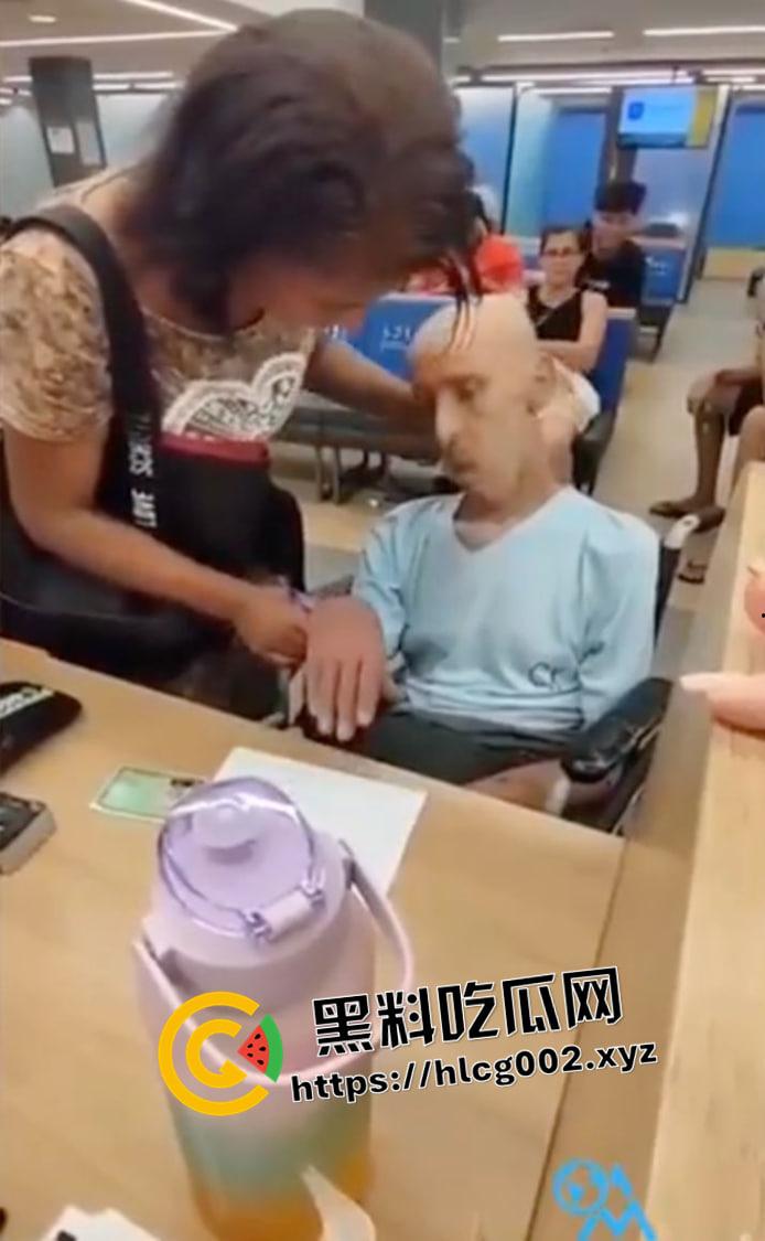 老登快醒醒 死了也要爆金币!巴西女子带已经去世的叔叔尸体去贷款 阎王爷都不敢这么玩-3