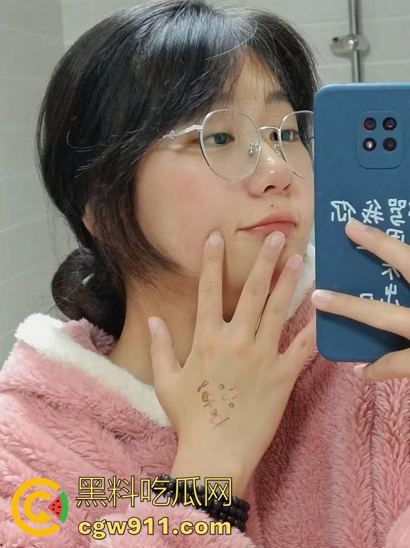 太原理工学院【王筱筱】颜值清纯眼镜妹,平时高材生学霸,私下却是乖巧母狗,性爱私拍视频流出-3