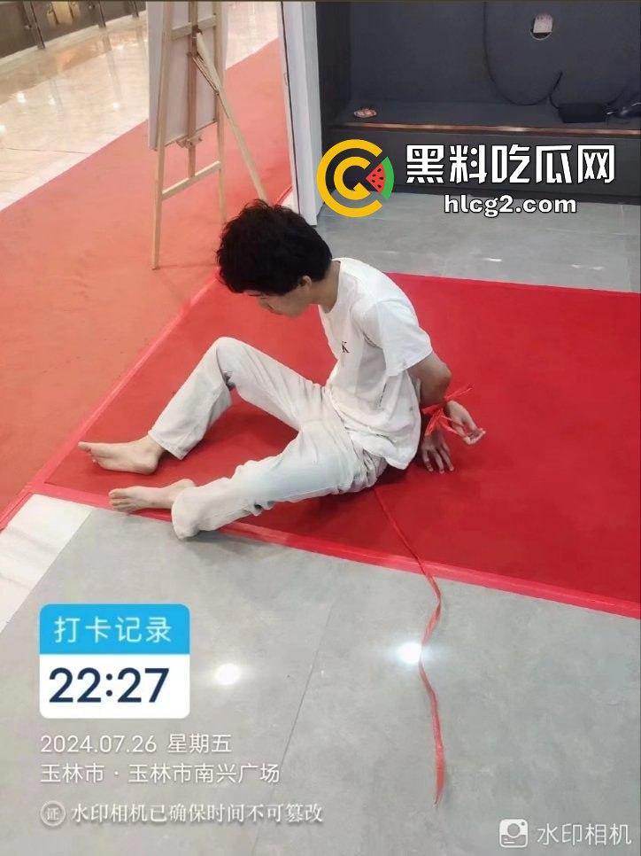 广西玉林南兴广场 精神病男子袭击广场砍人 下死手砍颈动脉 血迹斑斑！致4名小孩受伤！-5