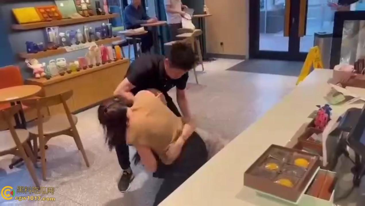 渣男带着小三在星巴克约会，两人有说有笑空气弥漫着暧昧， 被原配当场抓包后，两人瞬间扭打在一起 ！-3