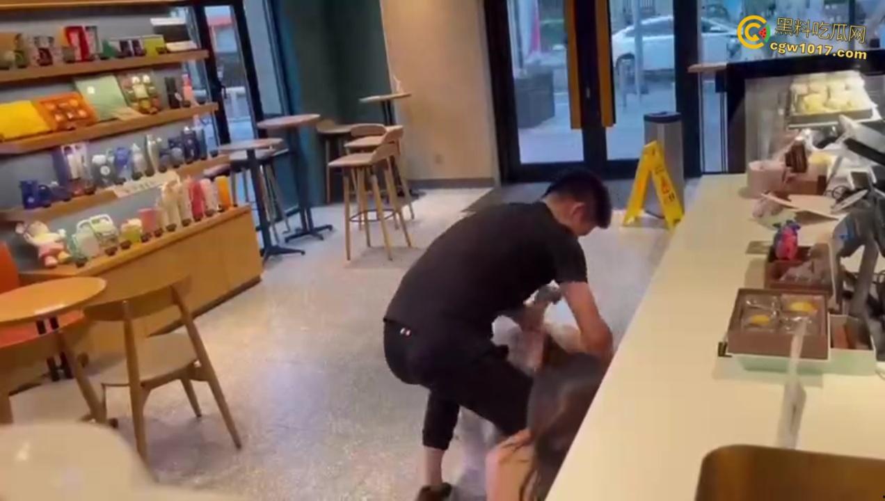 渣男带着小三在星巴克约会，两人有说有笑空气弥漫着暧昧， 被原配当场抓包后，两人瞬间扭打在一起 ！-7