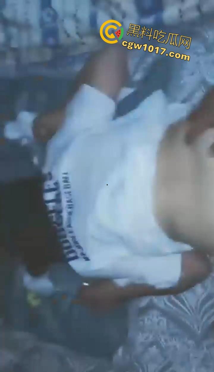 现在的大学生玩的真花!动不动就约,约的时候还不带套,射进去自己怀孕了都不知道是谁的孩子,淫乱的很啊!-11