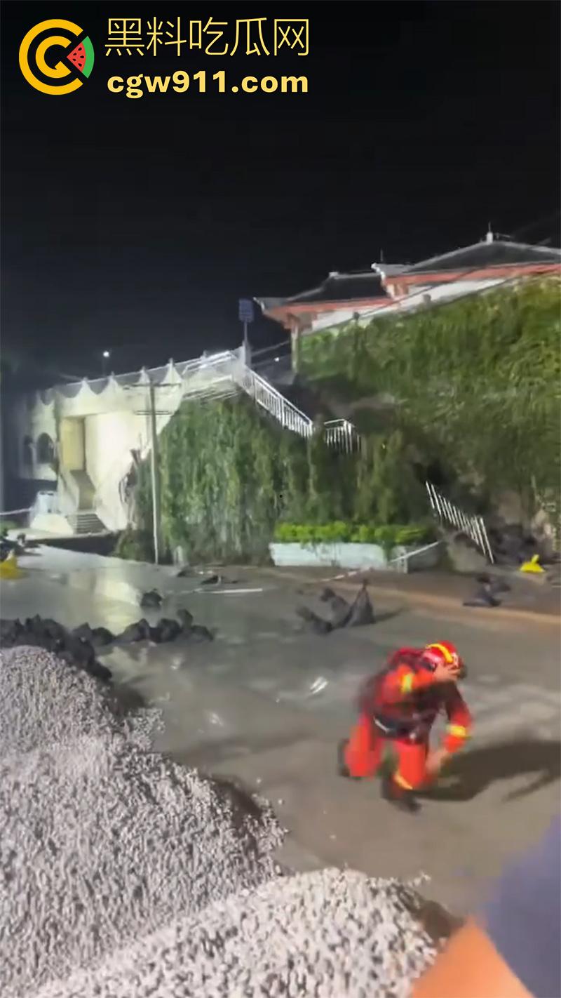 广西南宁邕江北大桥出现险情!洪水导致地面塌陷,消防队迅速出击,现场坍塌画面流出!-1