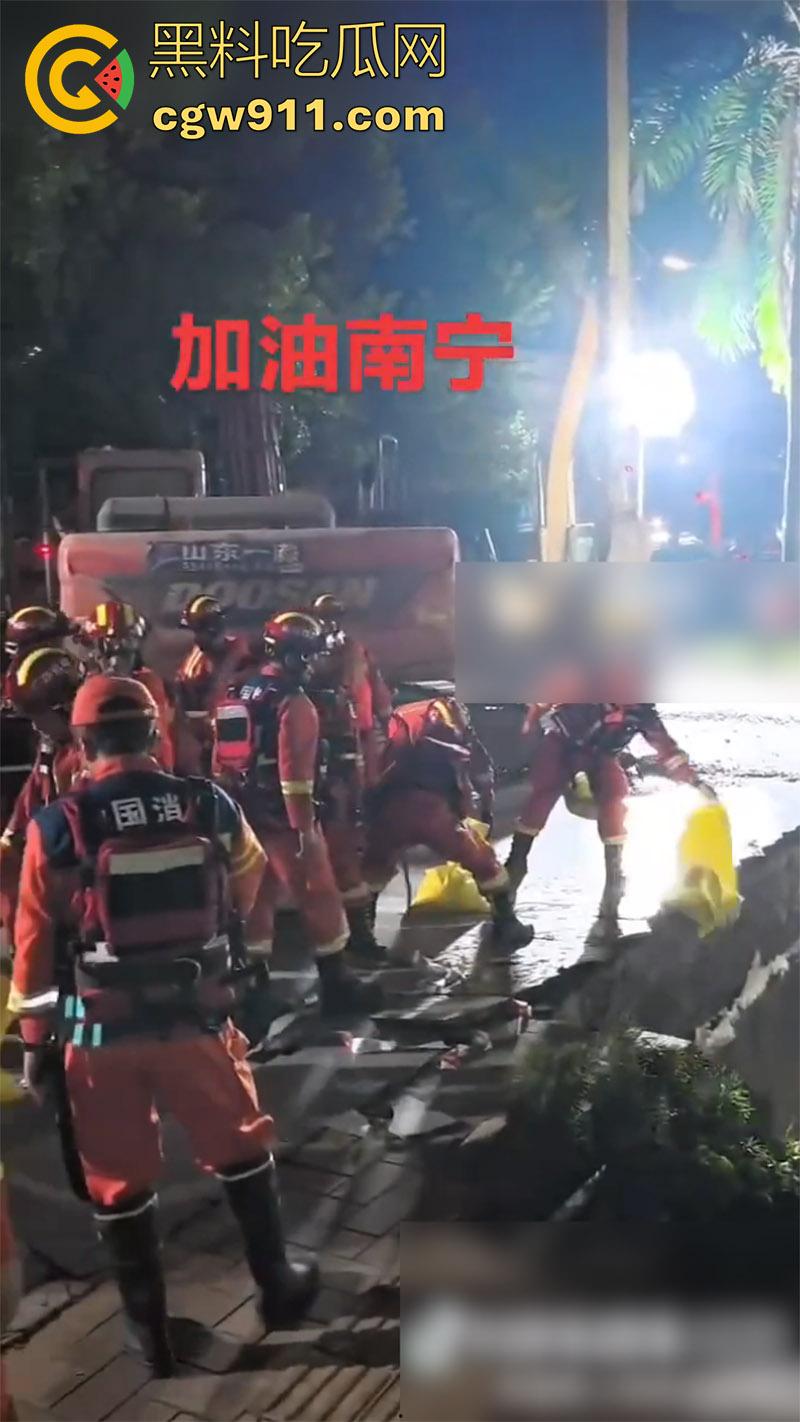 广西南宁邕江北大桥出现险情!洪水导致地面塌陷,消防队迅速出击,现场坍塌画面流出!-6