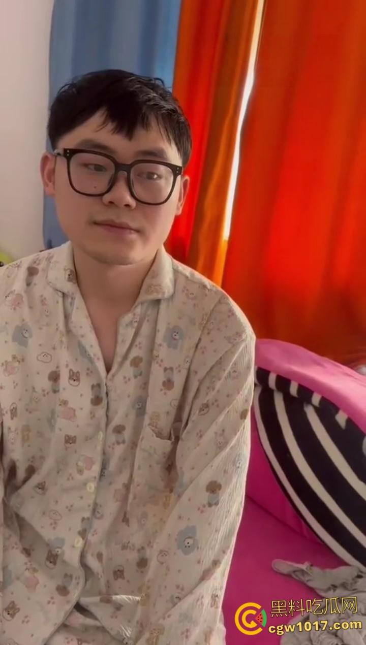 趁老公不在把情人带回家偷情，却没想到被逮个正着，里面穿个吊带大奶一晃一晃的，估计是想跟情人玩花的 ！-2