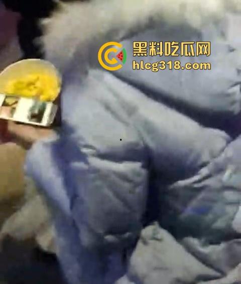 机智小哥玩街射白丝美女！酝酿许久趁其不备掏枪就射 胆大吃四方 男主真刺激！-2