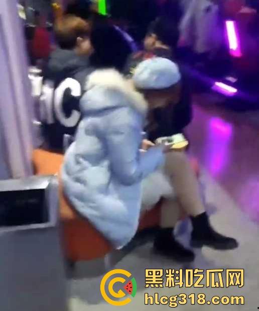 机智小哥玩街射白丝美女！酝酿许久趁其不备掏枪就射 胆大吃四方 男主真刺激！-8