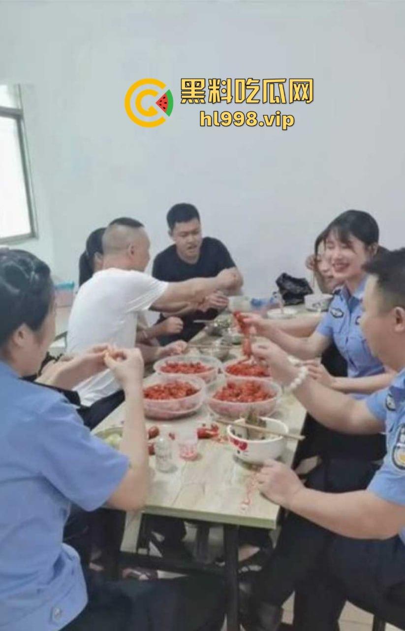 民警变成变态淫魔!外网发布与女警的性爱视频,穿警服口交、后入爆操,极品警花无处遁形!-1