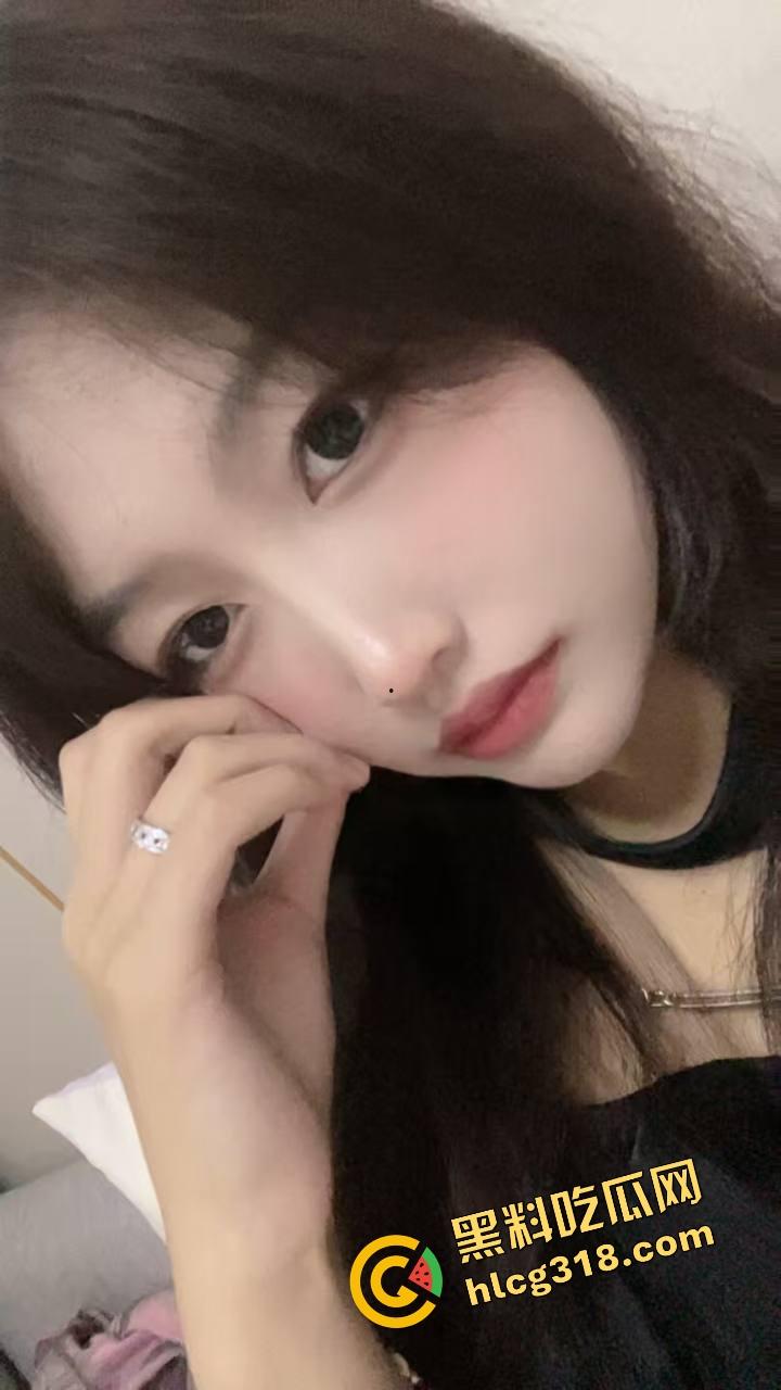 女友被操完回来复盘细节，当着闺蜜面喊爽，回来还细细讲给男友听，绿帽男听完差点哭着射了-1