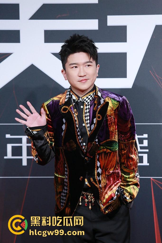 抖音黄毛毛自爆,6000万粉丝顶流男艺人『张大大』酒店暴打女编剧,2小时枕头玻璃杯狂砸,逼她下跪道歉!-18