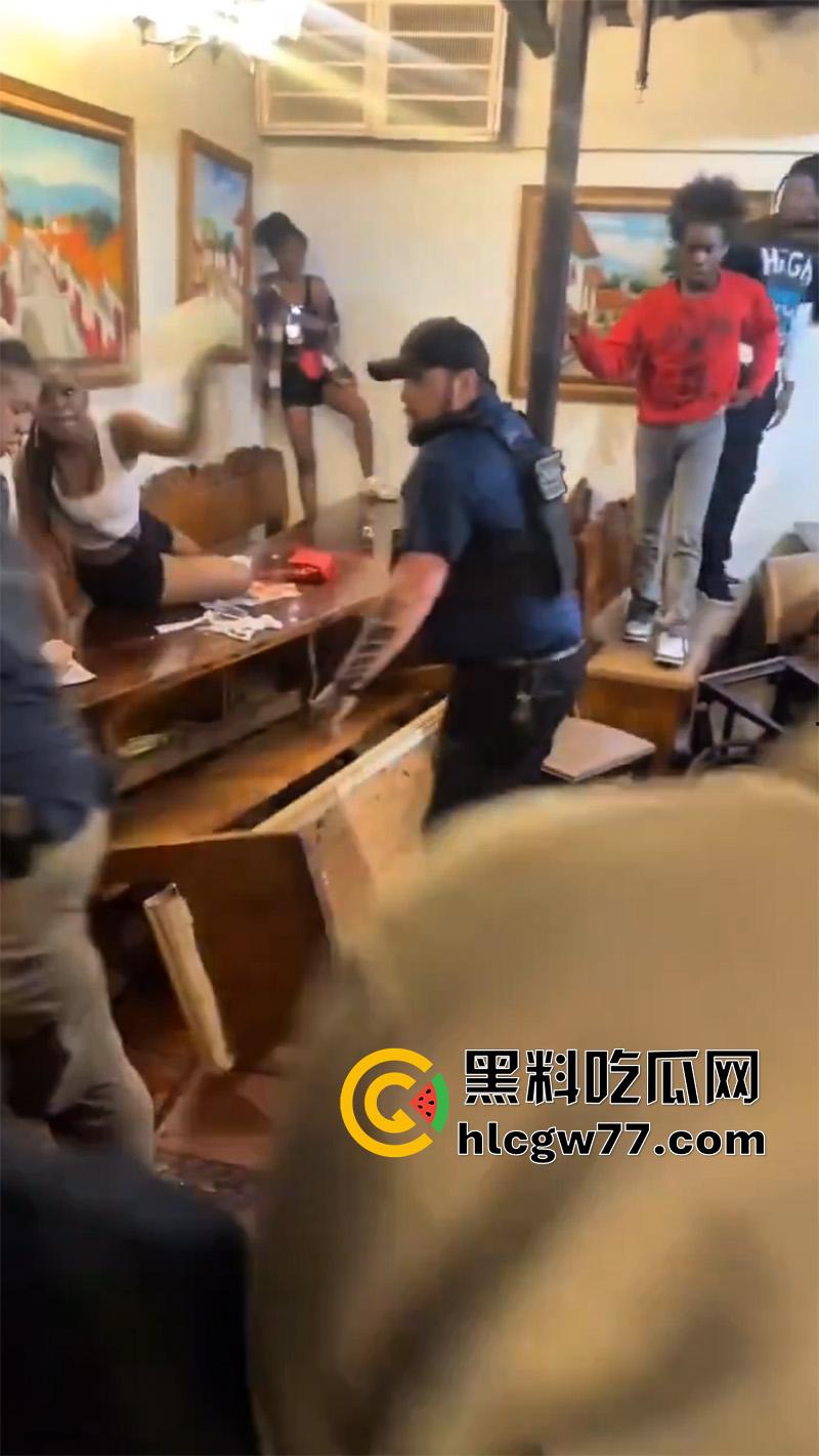 国外男子暴打女权,女权团体聚餐闹事,竟将其妻子拉入其中洗脑,大哥单枪匹马大战100女拳!-2