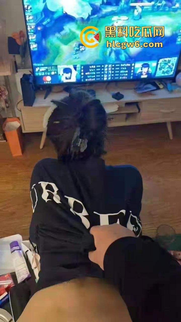 常州大胸妹『孙一帆』EDG死忠粉, 奶子写口号边看比赛边挨草吃鸡,分手后接盘哥千万别浪费这极品奶!-5