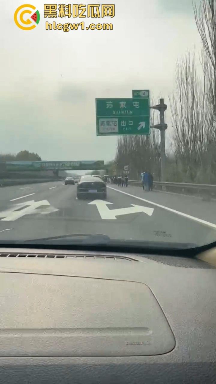 辽宁沈阳高速大巴车侧翻起火 50多名学生烧伤惨重 真实现场视频流出-1