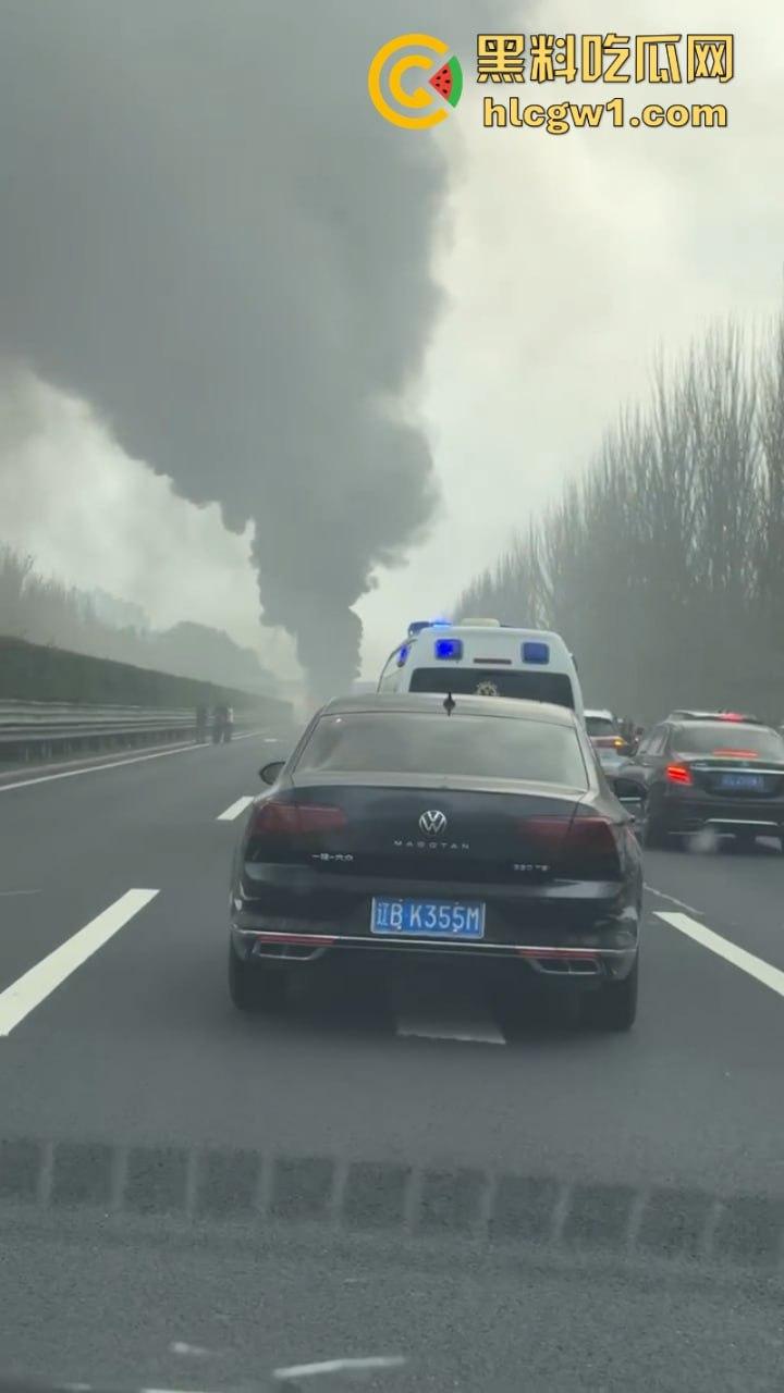 辽宁沈阳高速大巴车侧翻起火 50多名学生烧伤惨重 真实现场视频流出-6