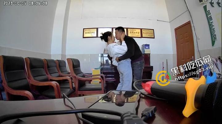 名师工作室吃奶门 7分钟完整视频！疑似小学校园会议室偷情忘关摄像头 名师工作室白衣女子忘情呻吟-2