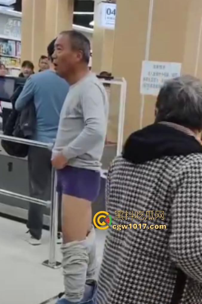 河北超市机器响工作人员逼老人脱光自证清白，还要搜身，这太过分了，大爷说“骗我脱完就不管了”？-6