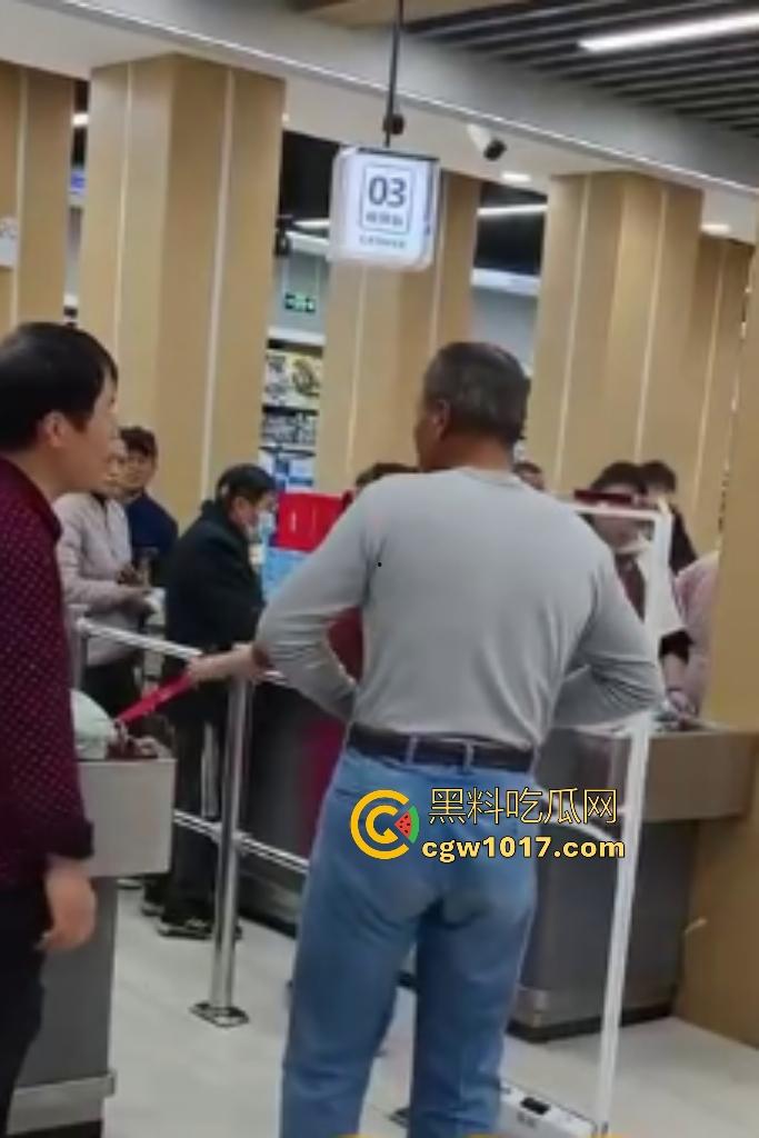 河北超市机器响工作人员逼老人脱光自证清白，还要搜身，这太过分了，大爷说“骗我脱完就不管了”？-8