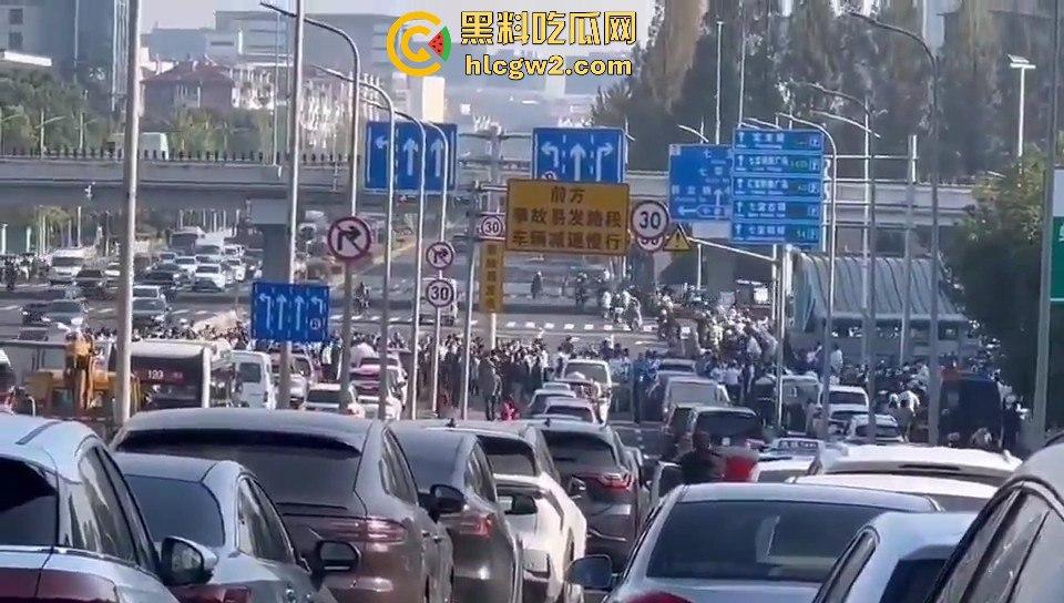 上海沪松公路被国利员工堵到爆！讨薪没问题，害全场牛马迟到真是要命！-8