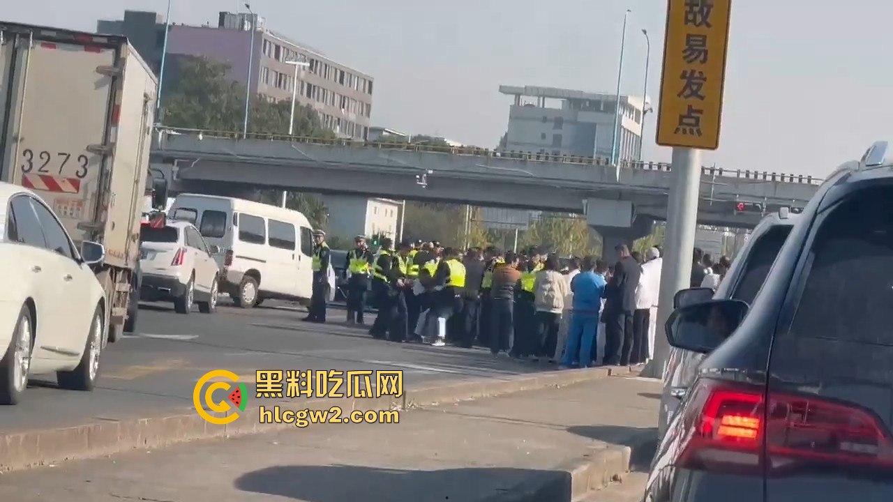 上海沪松公路被国利员工堵到爆！讨薪没问题，害全场牛马迟到真是要命！-9