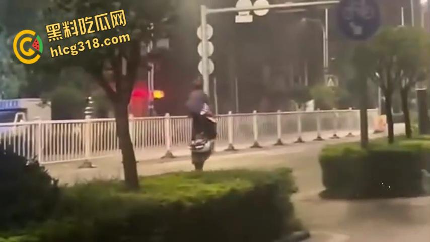 广西河池精神小伙又出事，鬼火少年翘头耍帅酿悲剧，小车烂成渣白布一盖直接重开！-4