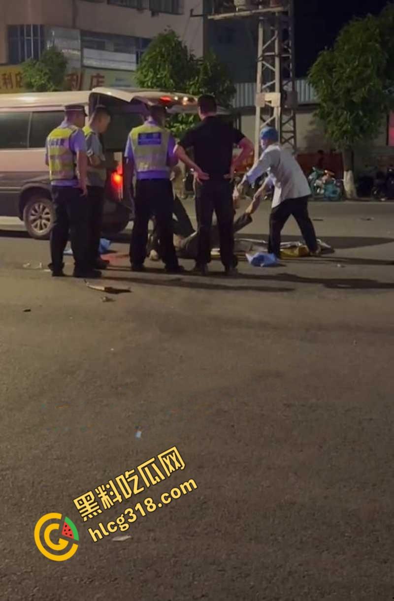 广西河池精神小伙又出事，鬼火少年翘头耍帅酿悲剧，小车烂成渣白布一盖直接重开！-7