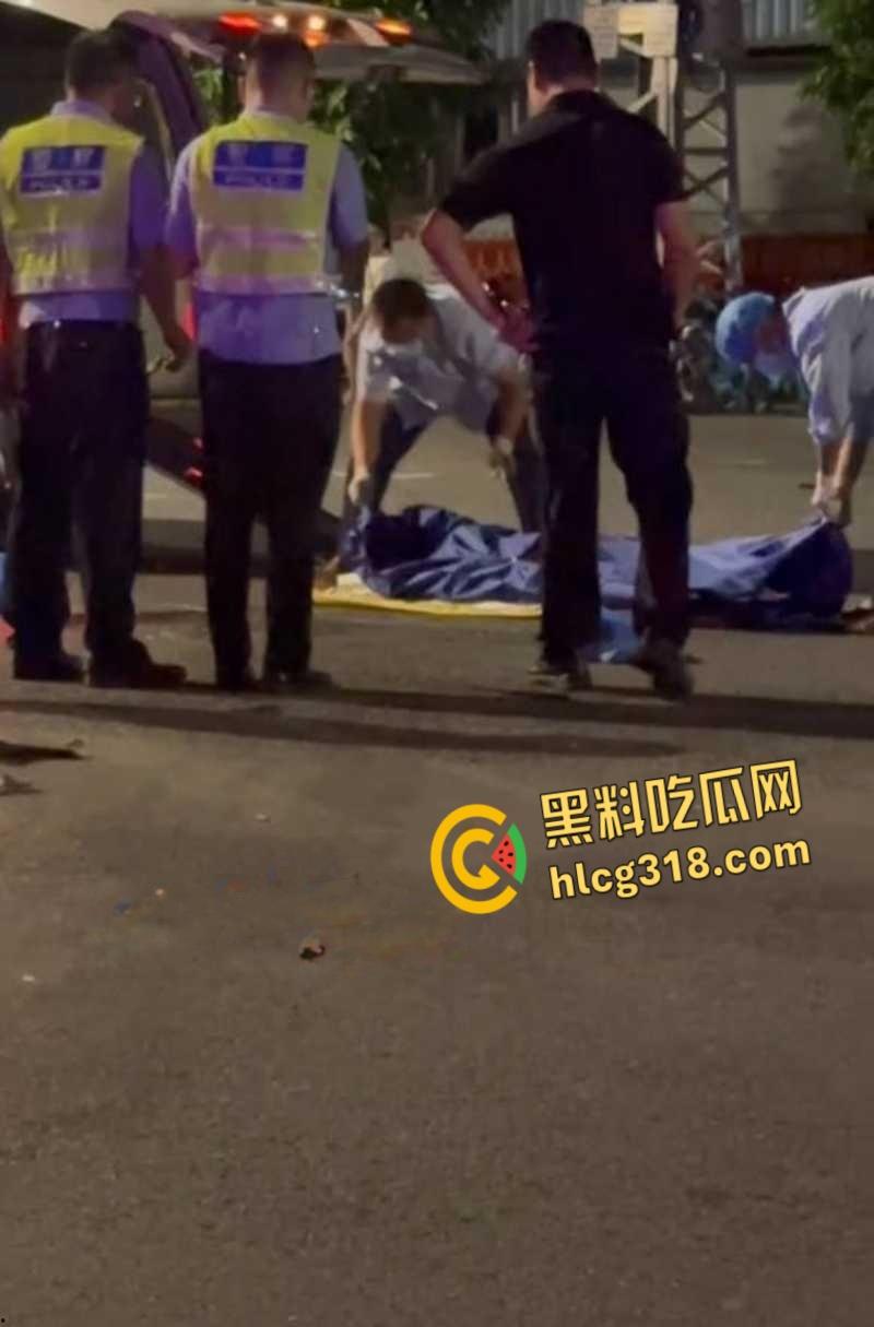 广西河池精神小伙又出事，鬼火少年翘头耍帅酿悲剧，小车烂成渣白布一盖直接重开！-8