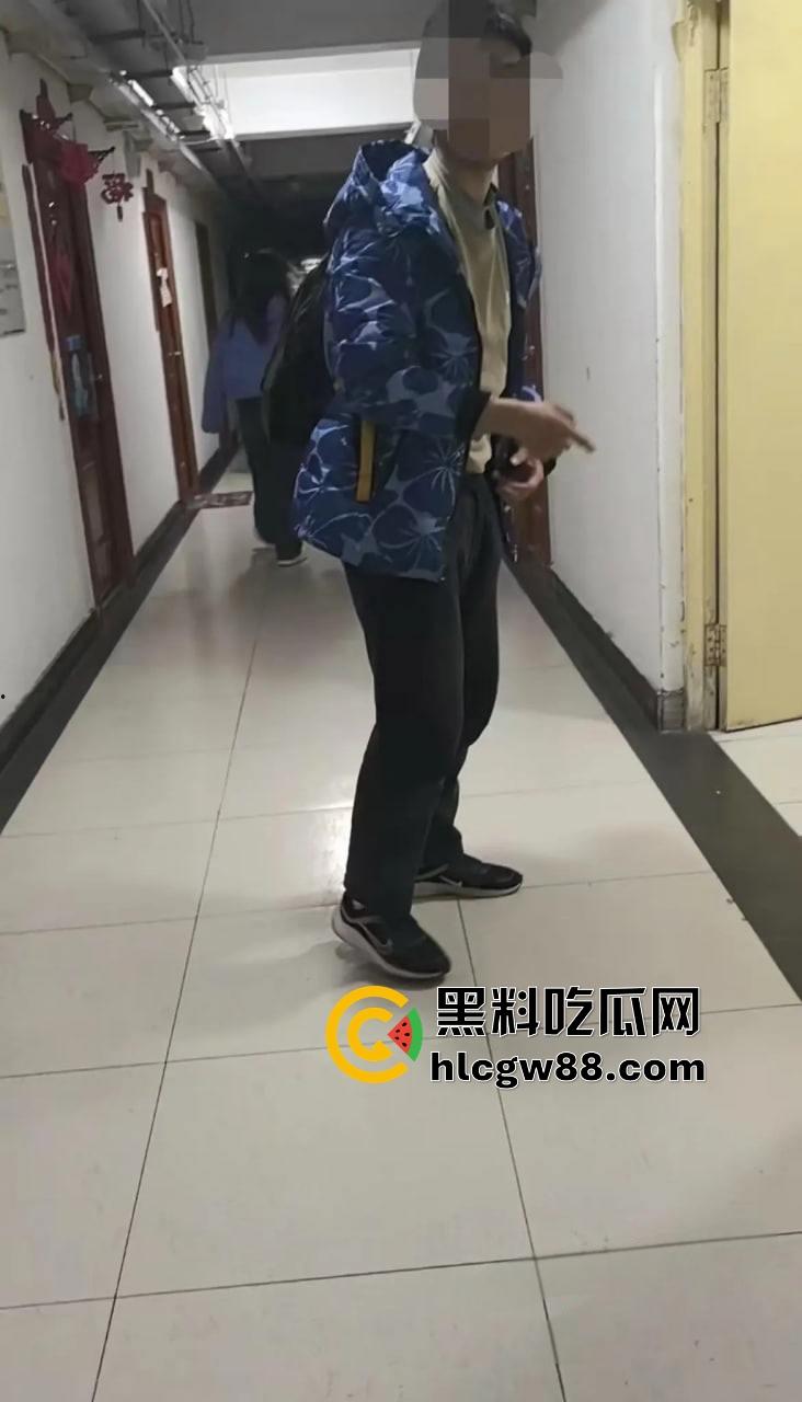 清华大学理工男【张植瑞】潜入华北电力偷拍被抓,手机藏大量师生厕所视频,斯文禽兽有辱清华之名!-9