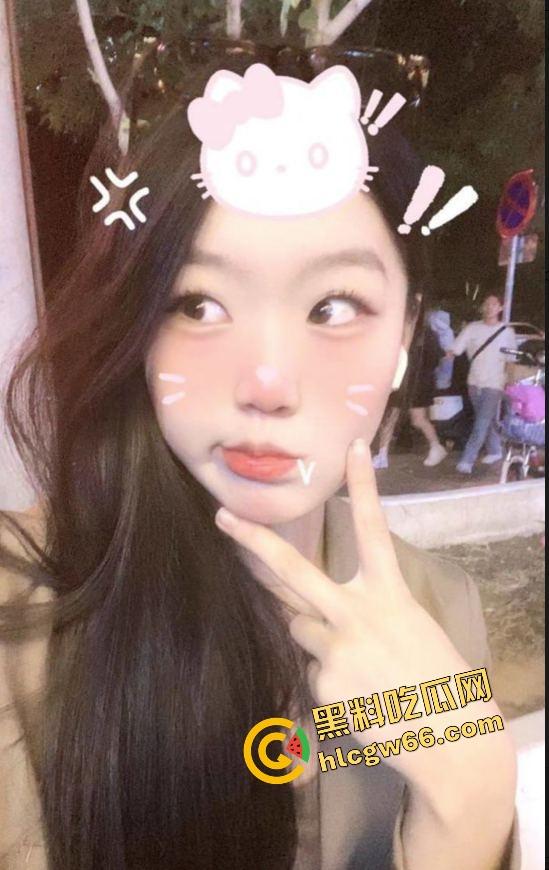 郑州大二骚妹『梁梦琼』主动献身,裸聊一个月洗澡照发不停,民宿影院一推就上,现场爆操视频曝光!-1