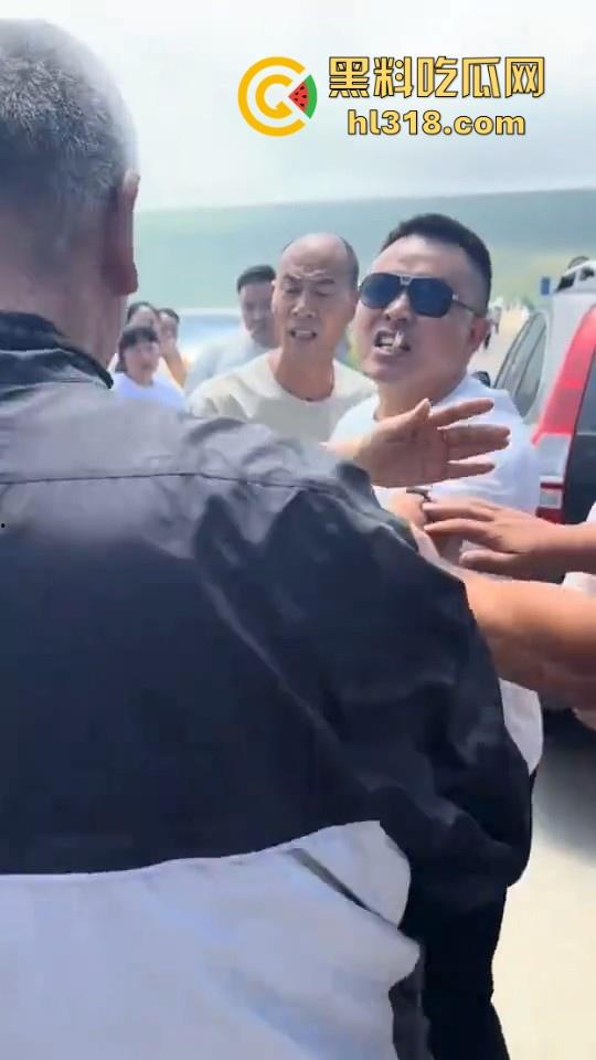 荷叶坪旅游区,怒遇车霸一台车堵了几百台车,手里拿着改锥当武器叫嚣,真是恶人多搞事呗!-1