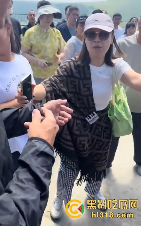 荷叶坪旅游区,怒遇车霸一台车堵了几百台车,手里拿着改锥当武器叫嚣,真是恶人多搞事呗!-2