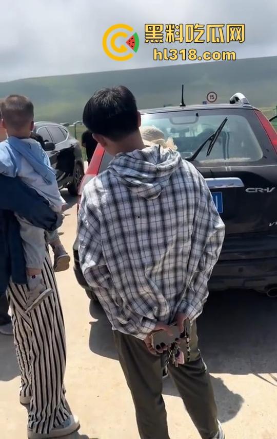 荷叶坪旅游区,怒遇车霸一台车堵了几百台车,手里拿着改锥当武器叫嚣,真是恶人多搞事呗!-4