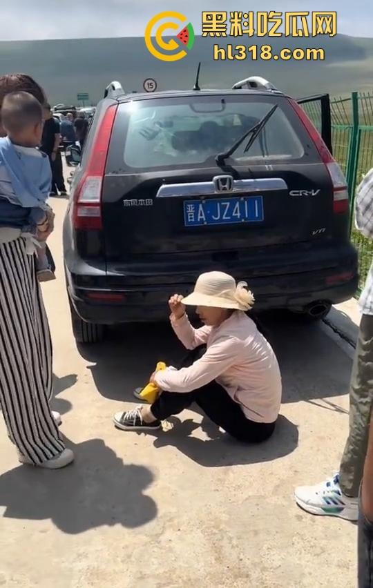 荷叶坪旅游区,怒遇车霸一台车堵了几百台车,手里拿着改锥当武器叫嚣,真是恶人多搞事呗!-6