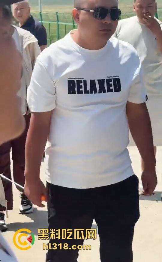 荷叶坪旅游区,怒遇车霸一台车堵了几百台车,手里拿着改锥当武器叫嚣,真是恶人多搞事呗!-7