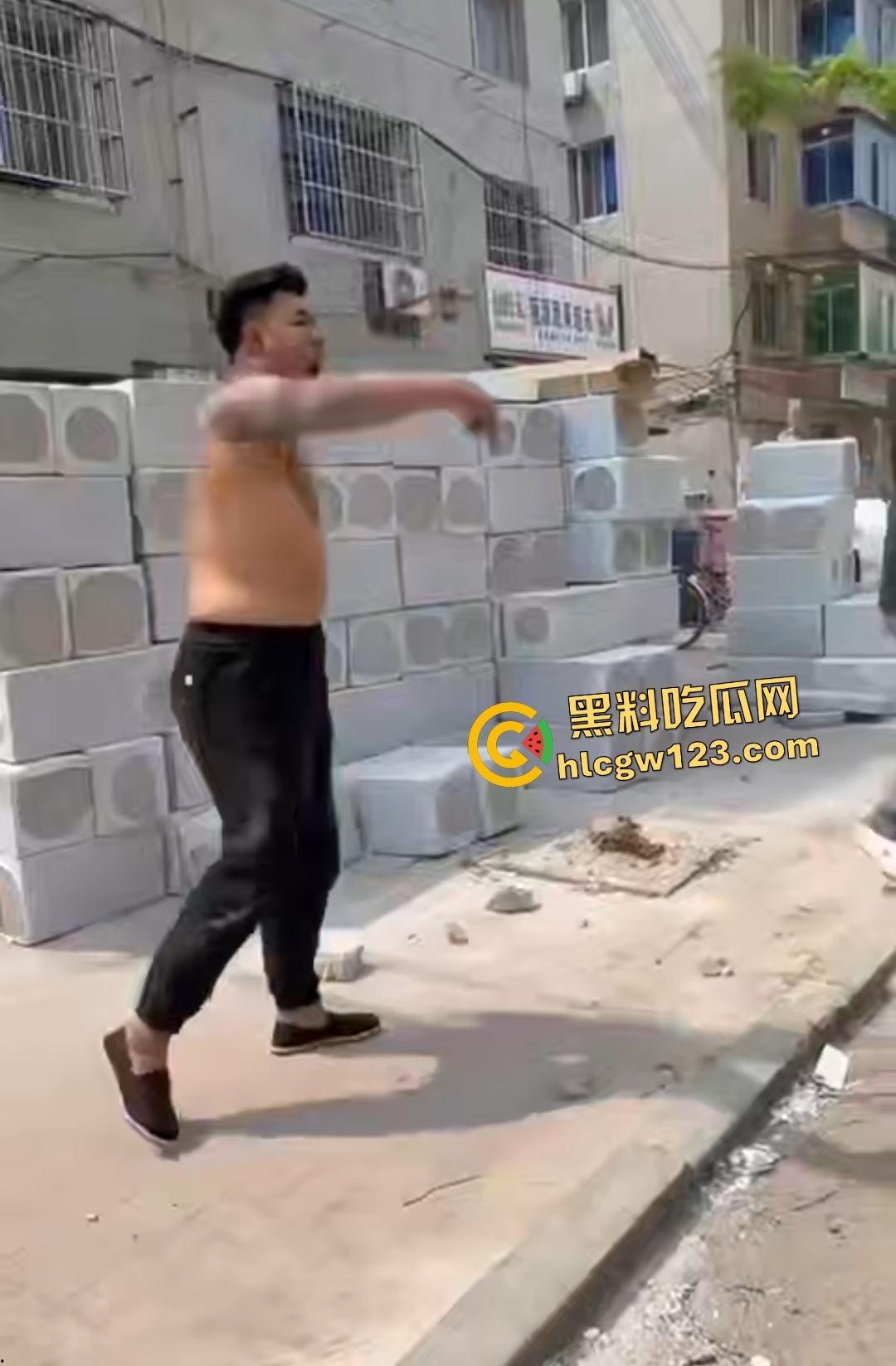 东北两条老鬼打年轻人,后生仔一棍直接打晕一个后脑勺开花,人倒后说是正当防卫!-4