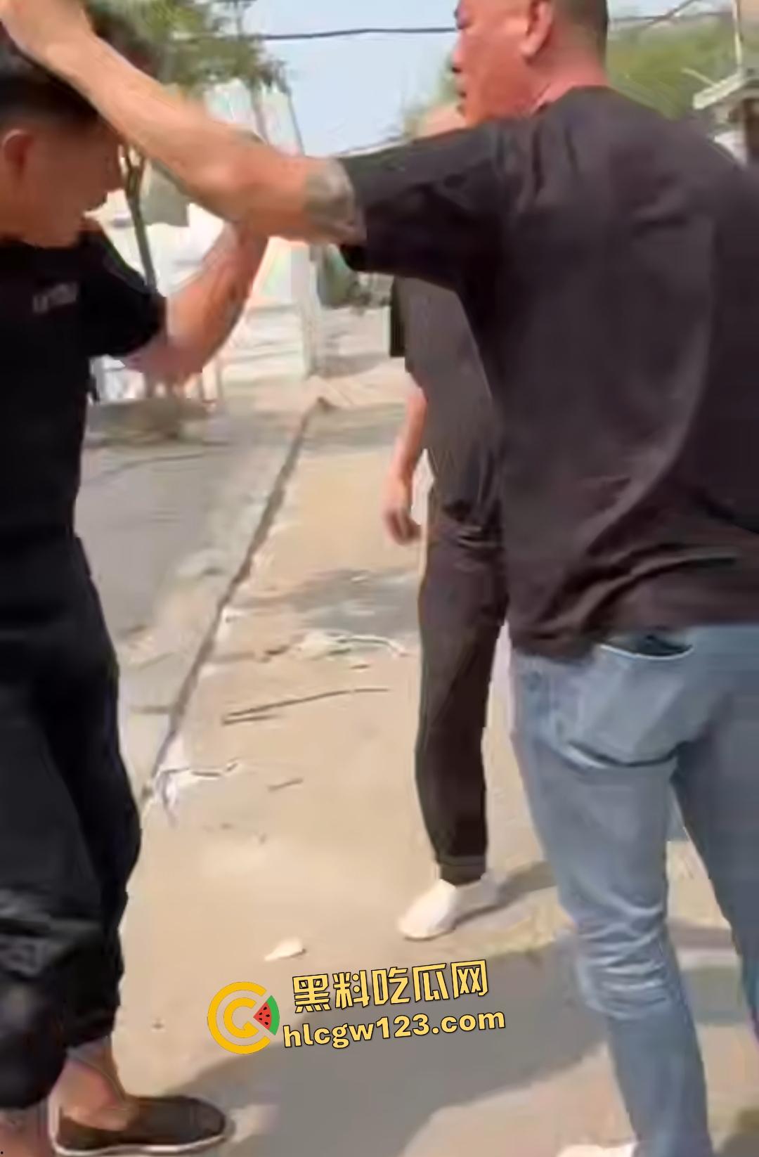 东北两条老鬼打年轻人,后生仔一棍直接打晕一个后脑勺开花,人倒后说是正当防卫!-6