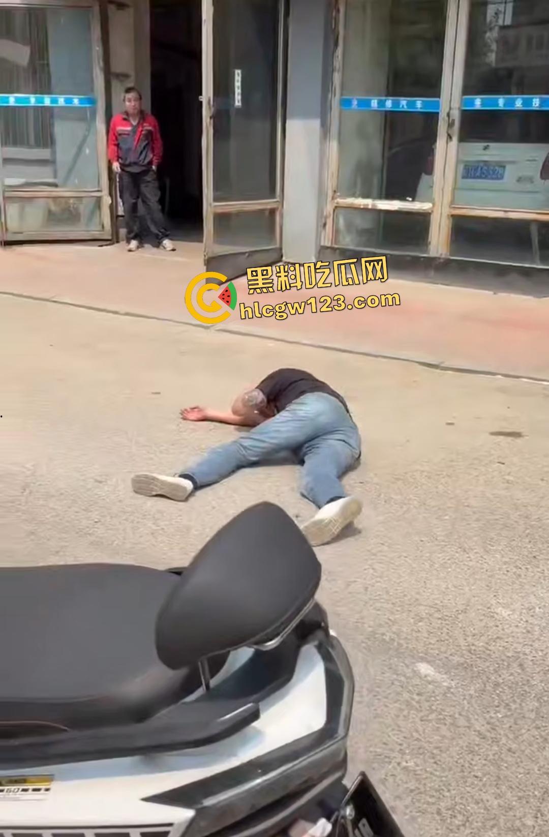 东北两条老鬼打年轻人,后生仔一棍直接打晕一个后脑勺开花,人倒后说是正当防卫!-7