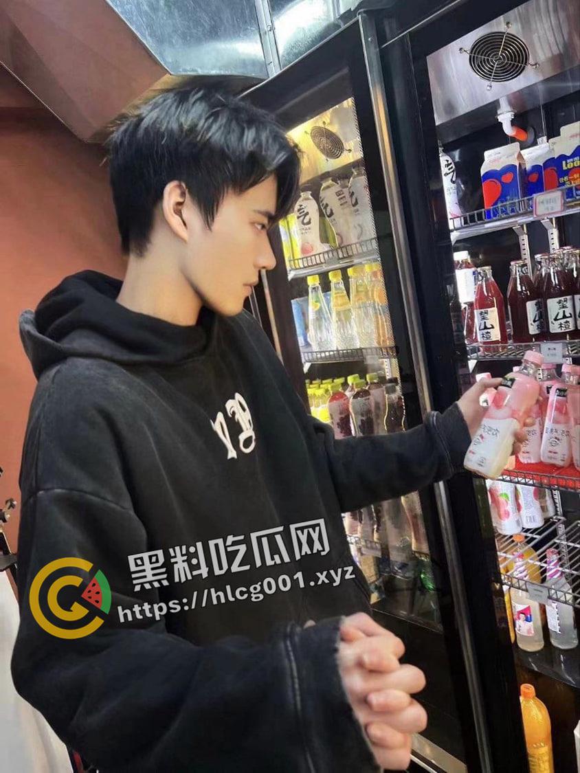 推特【少御的狗】调教超嫩女M模特小母狗 深喉颜射 一脸嫌弃的样子更让人兴奋了 内部资源流出-1