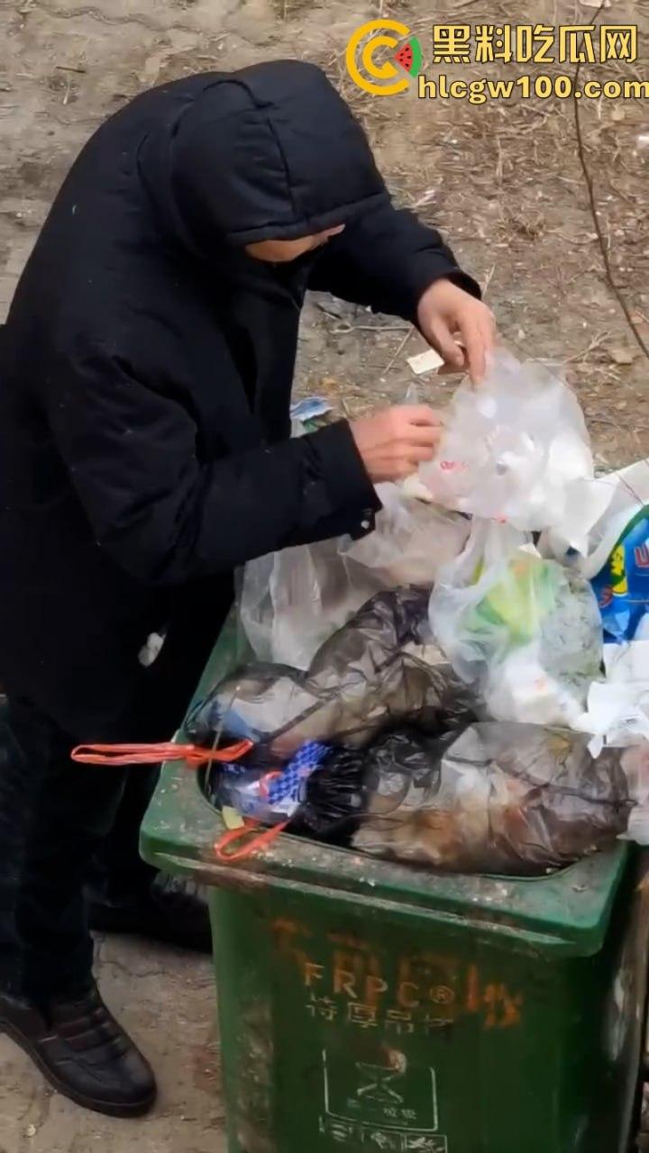 江西南昌变态男子于垃圾桶翻找女人带血卫生巾 并放到鼻尖嗅闻狂舔 重口程度令人反胃-3